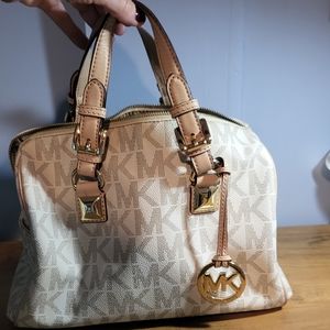 Michael Kors Hand Bag 👜  Medium Size, Bright Summer Cute! Great Bag